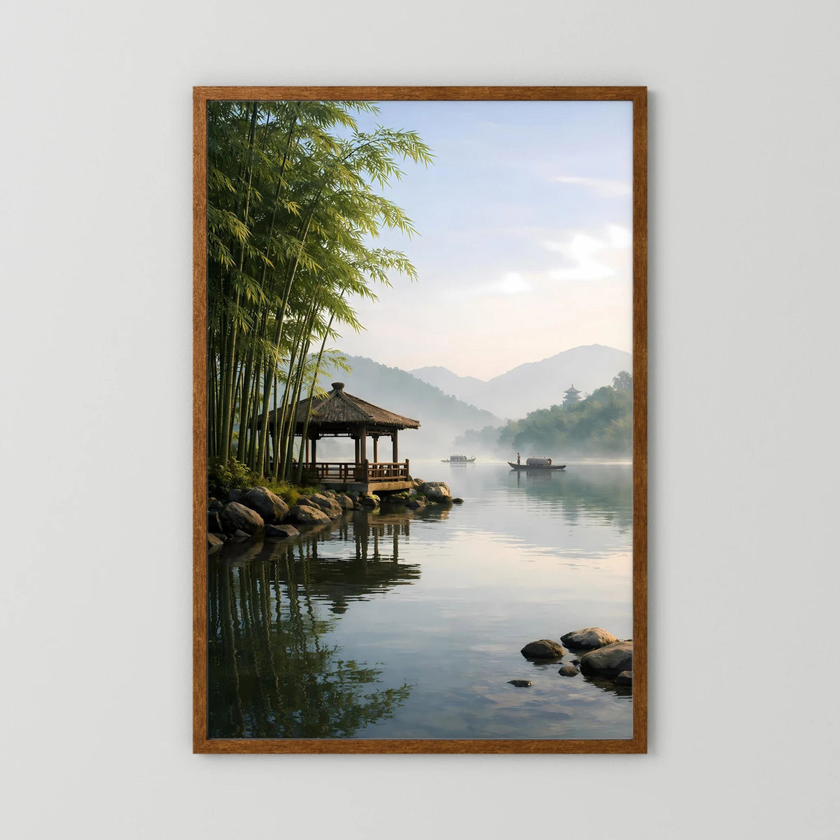 Hochformat-Wandbild im dunklen Holzrahmen: Flusslandschaft mit Bambus und Gartenpavillon
