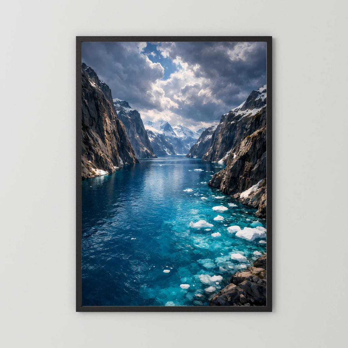 Poster im schwarzen Rahmen: Fjordlandschaft mit blauem Wasser und Treibeis