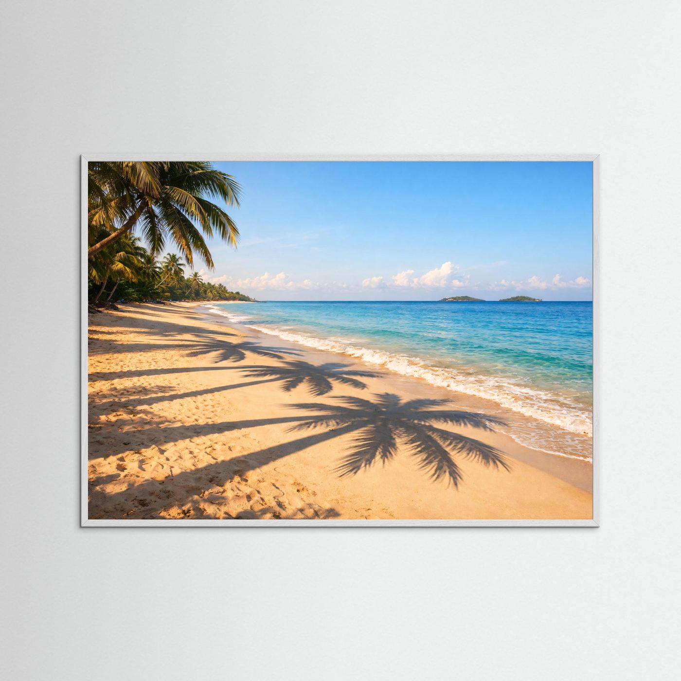 Strandposter mit beigem Rahmen im Querformat: Palmenschatten, goldener Sand und türkisfarbenes Wasser.