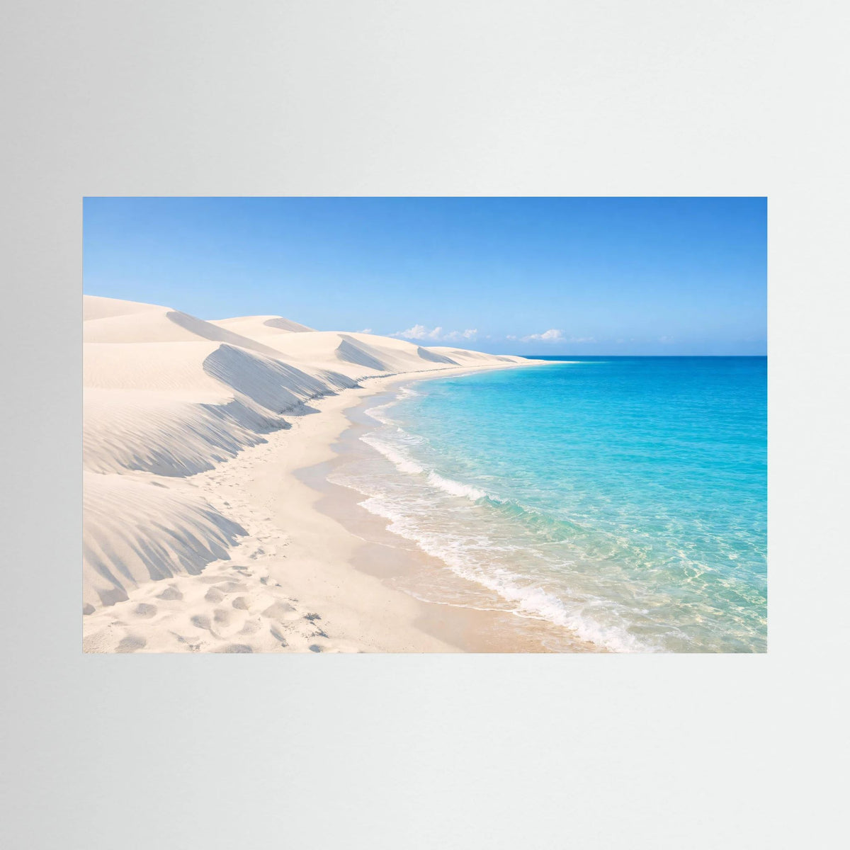 Querformatiges Wandbild mit weißen Sanddünen und türkisblauem Meer