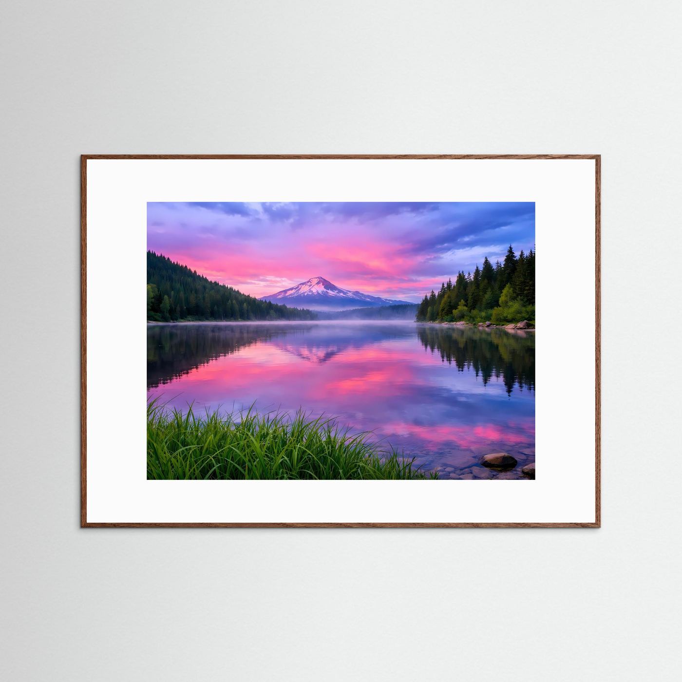 Wandposter mit dunklem Holzrahmen, Bergsee-Motiv bei Sonnenaufgang mit Spiegelung