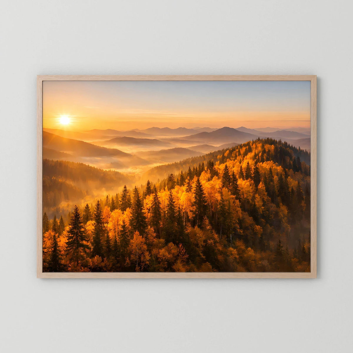 Querformat-Wandbild im hellen Holzrahmen mit goldenen Herbstbäumen und Sonnenaufgang