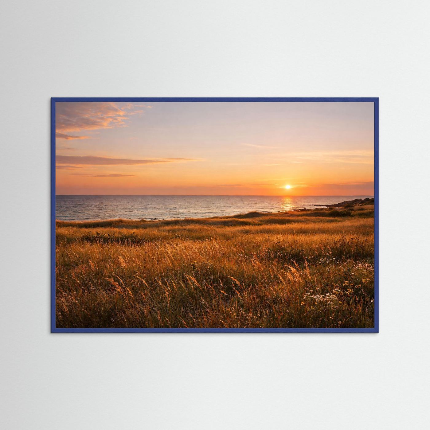 Panorama-Naturposter mit blauem Holzrahmen, Sonnenuntergang über Küstendüne