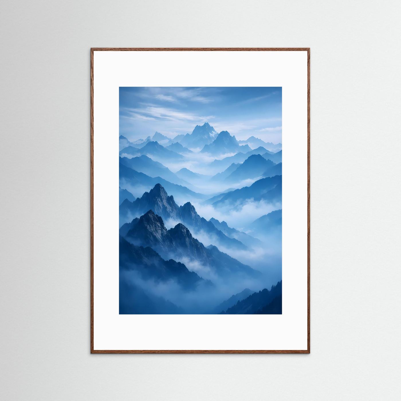 Poster mit Bergnebel im braunen Holzrahmen: Berge in Blau/Weiß, Hochformat