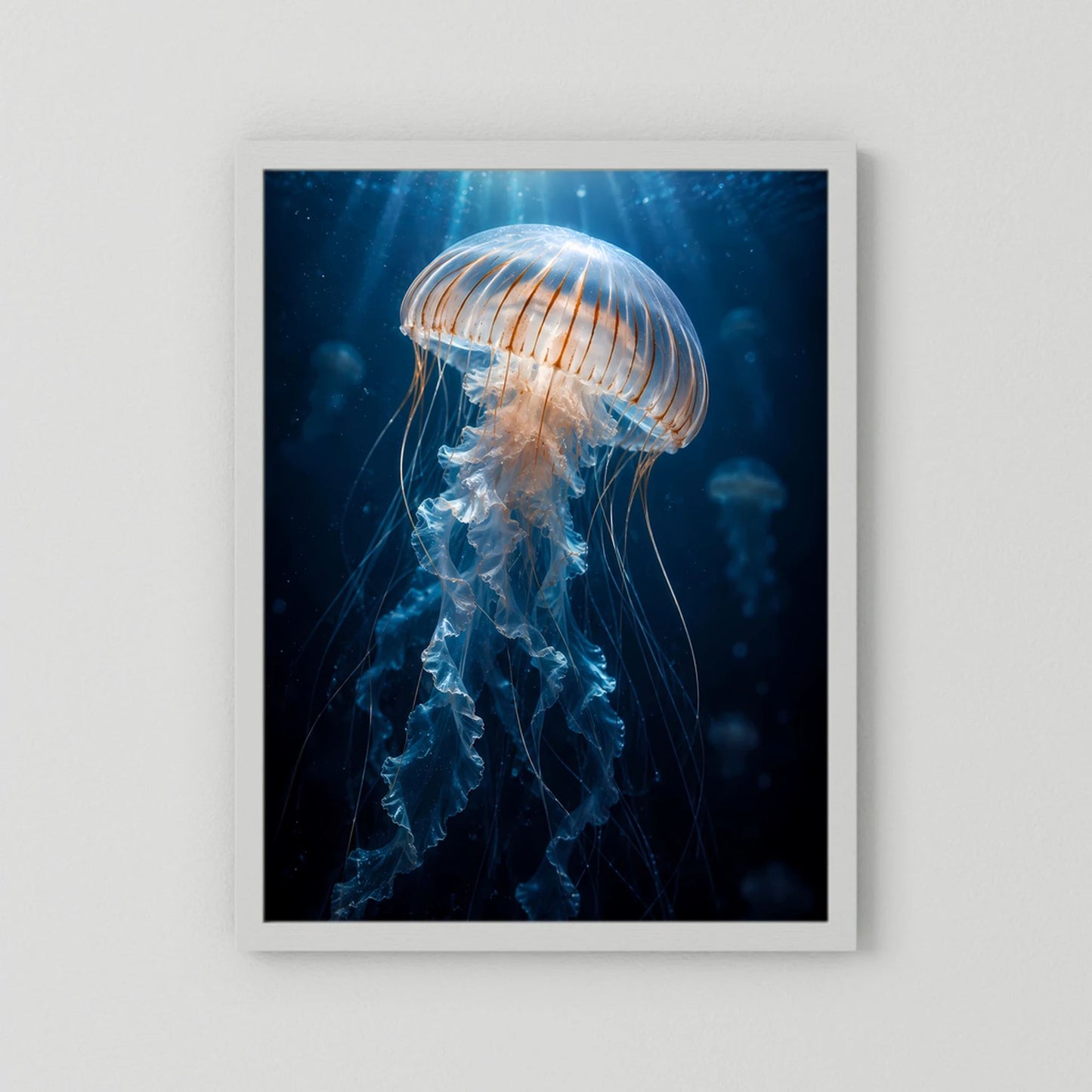 Poster mit leuchtender Qualle unter Wasser, blau, weißer Rahmen
