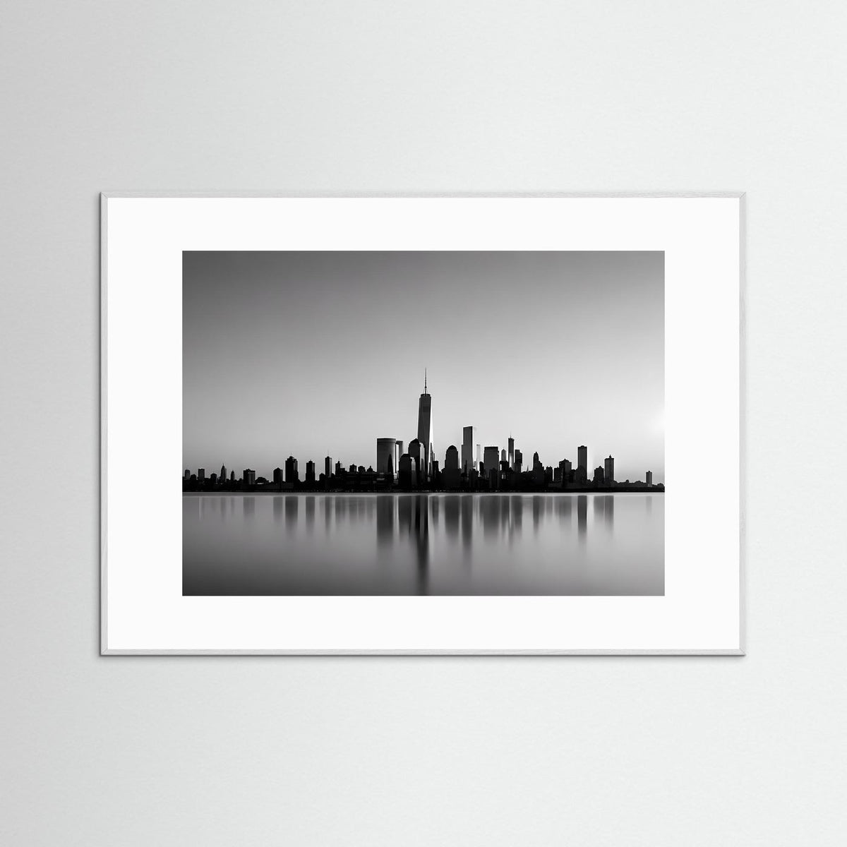 Querformat-Poster mit Schwarzweiß-Skyline und Spiegelung, in weißem Rahmen