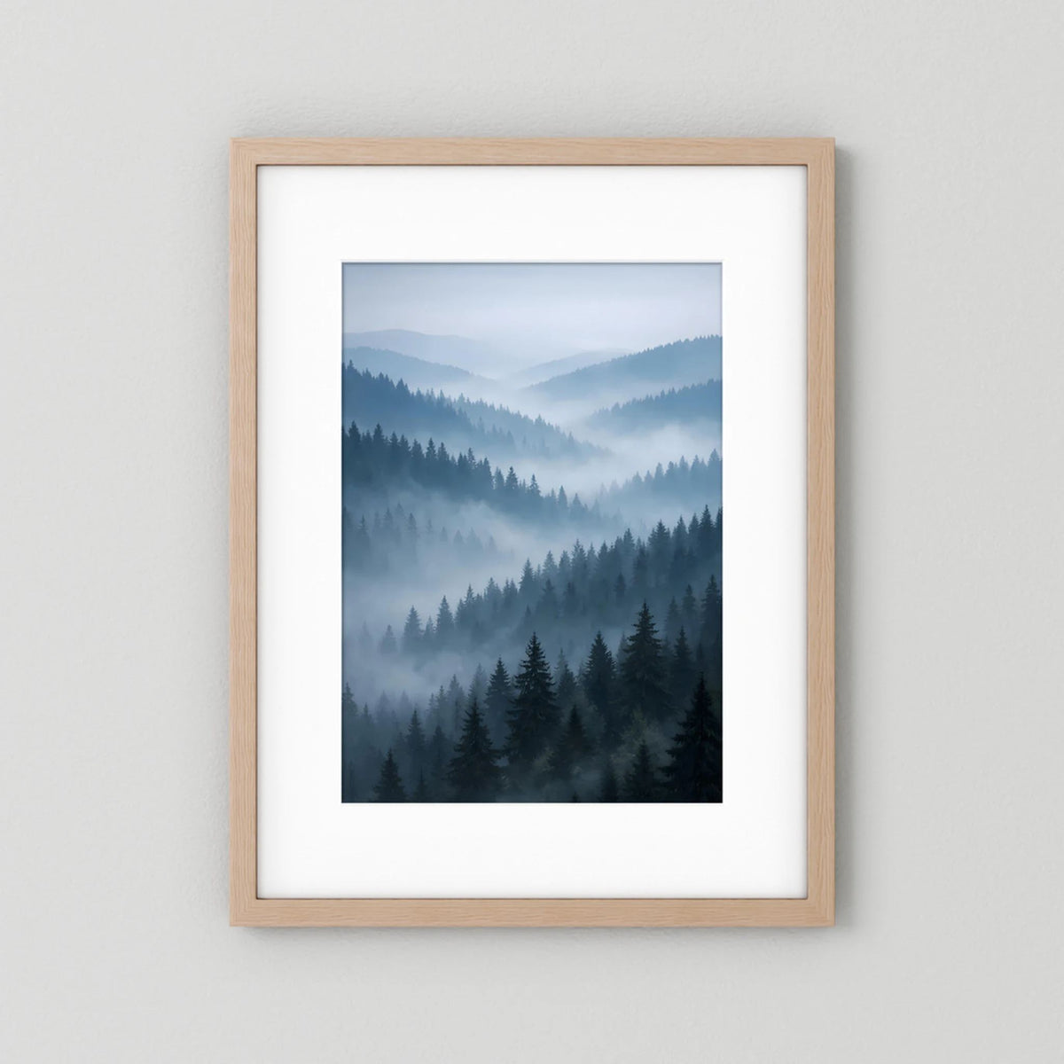 Naturposter im Hochformat mit Nebelwald- und Berglandschaft, heller Holzrahmen