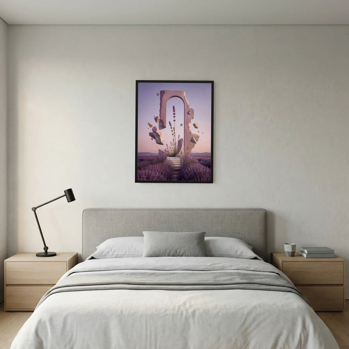 Hochformat-Poster mit violettem Portalmotiv im schwarzen Rahmen über dem Bett mit grauem Kopfteil