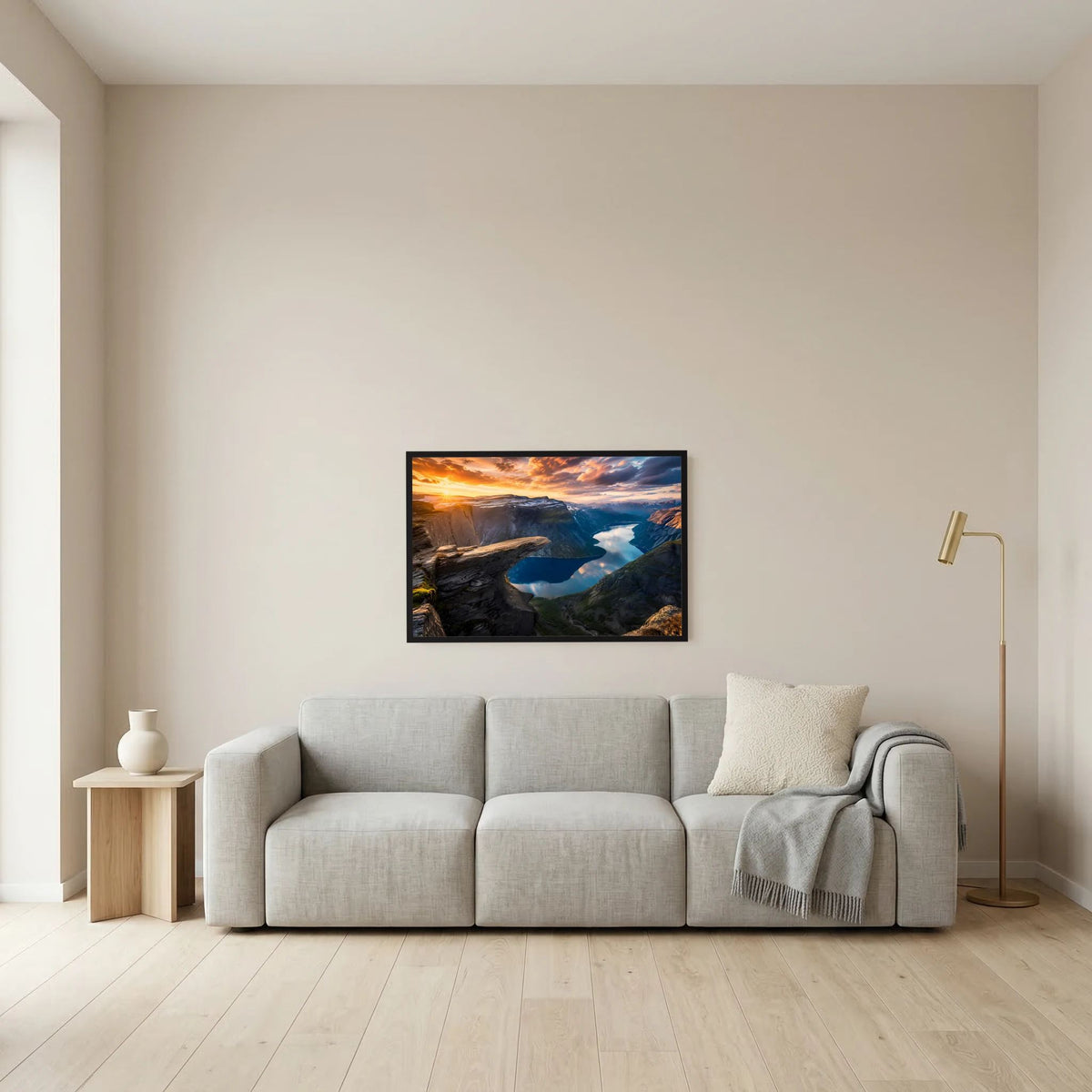 Gerahmtes Querformat-Poster mit Fjord- und Felslandschaft bei Sonnenuntergang, schwarzer Rahmen