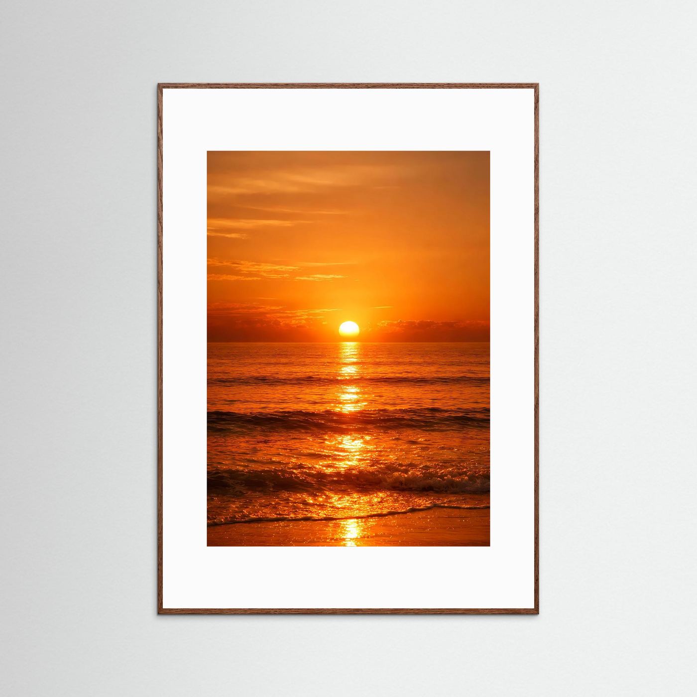 Ozean-Poster im Sonnenuntergang, goldenes Meer mit Sonne, braun gerahmt