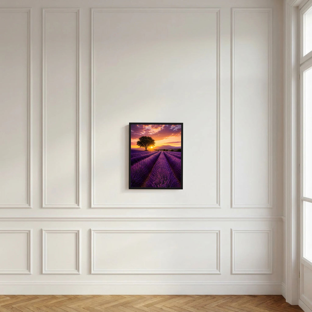 Kleines gerahmtes Lavendelfeldposter vor weißen Wandpaneelen, violette Reihen bei Sonnenuntergang