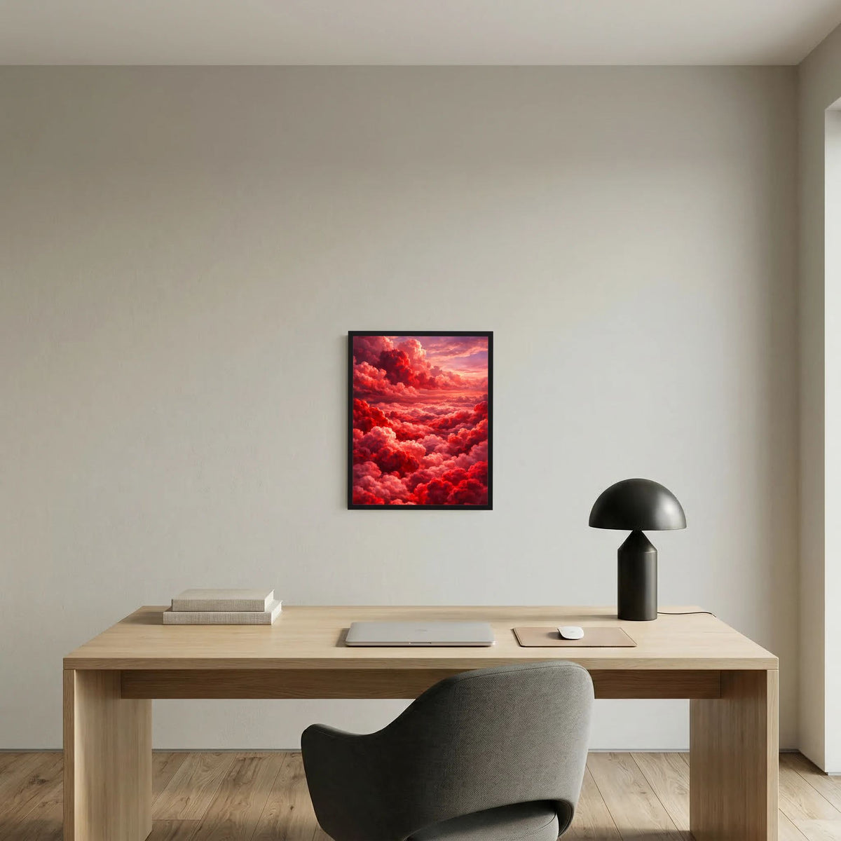 Gerahmtes Kunstposter mit roten Wolken und rosa Sonnenuntergangshimmel an heller Wand