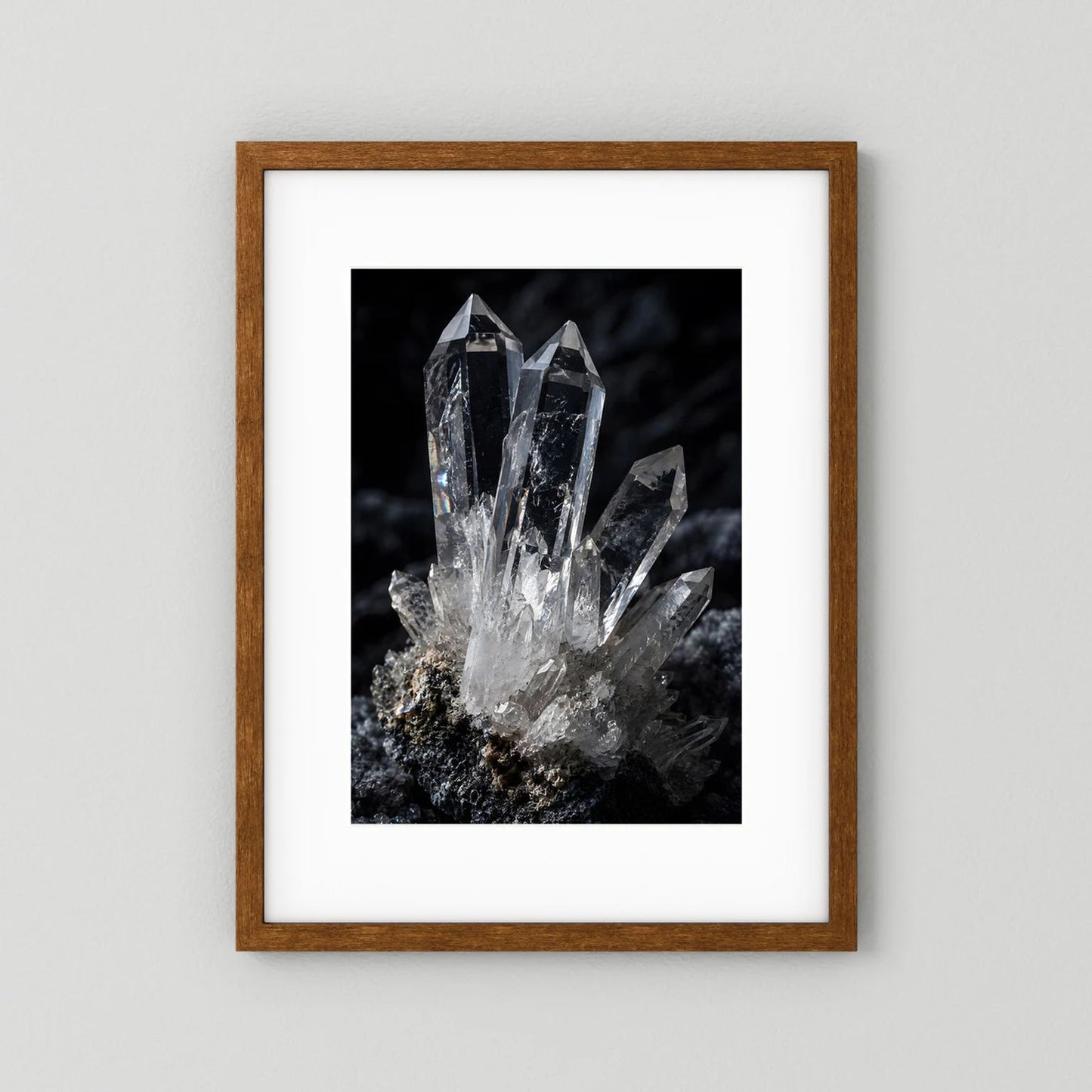 Mineralien-Wandbild im Holzrahmen mit weißem Rand, klarer Quarzkristall auf dunklem Gestein