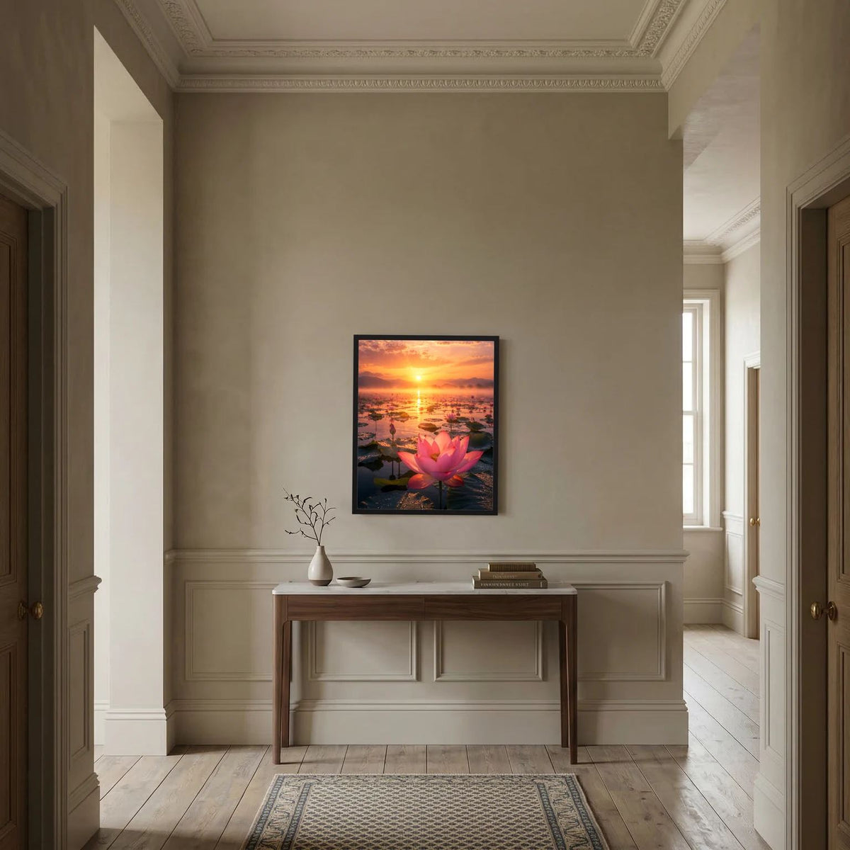 Wandposter mit rosa Lotusblüte bei Sonnenuntergang, gerahmt in dunkler Farbe