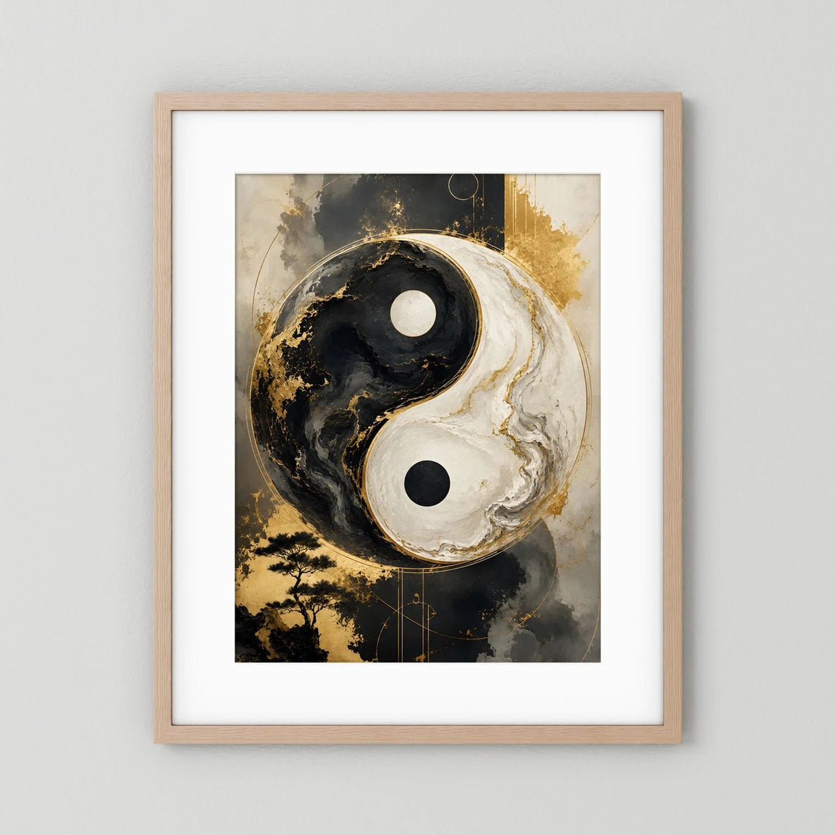 Wandbild im Hochformat mit Yin-Yang-Motiv in Schwarz, Weiß und Gold, beiger Holzrahmen