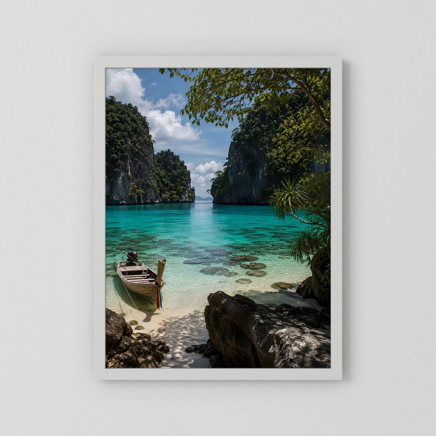 Unge rahmtes Poster mit türkisblauem Meer, Boot und Felsen