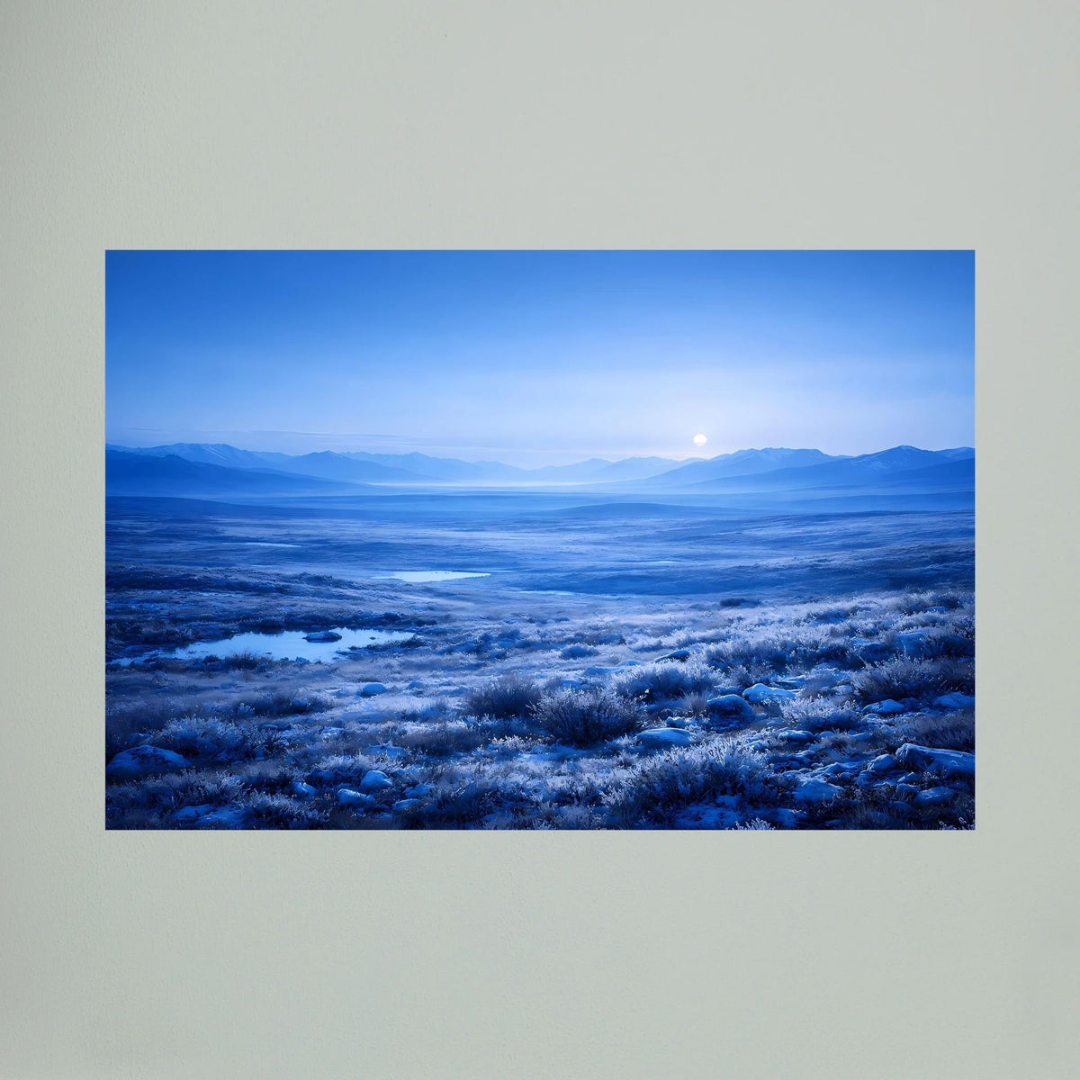 Poster im Querformat mit arktischer Tundra im Mondschein, Berge und blauer Horizont