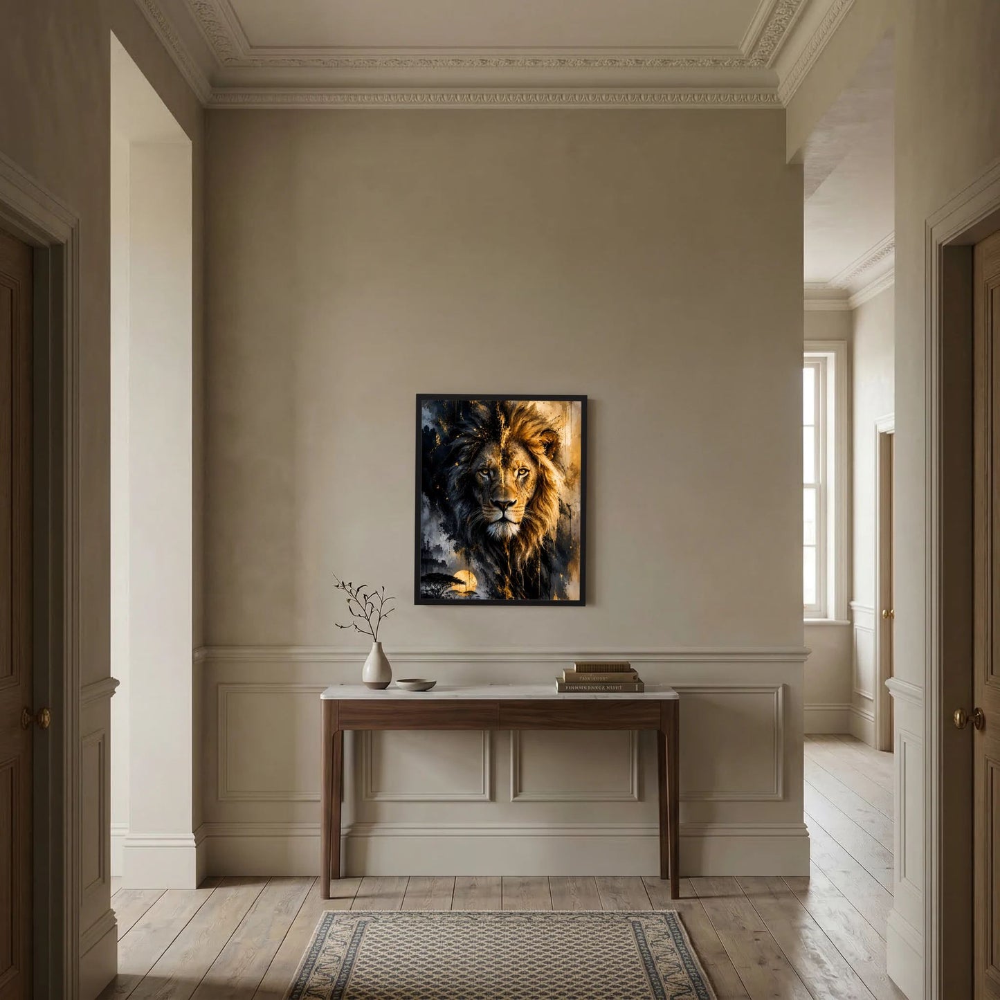 Gerahmtes Löwen-Poster in Schwarz und Gold an der Wand im Flur