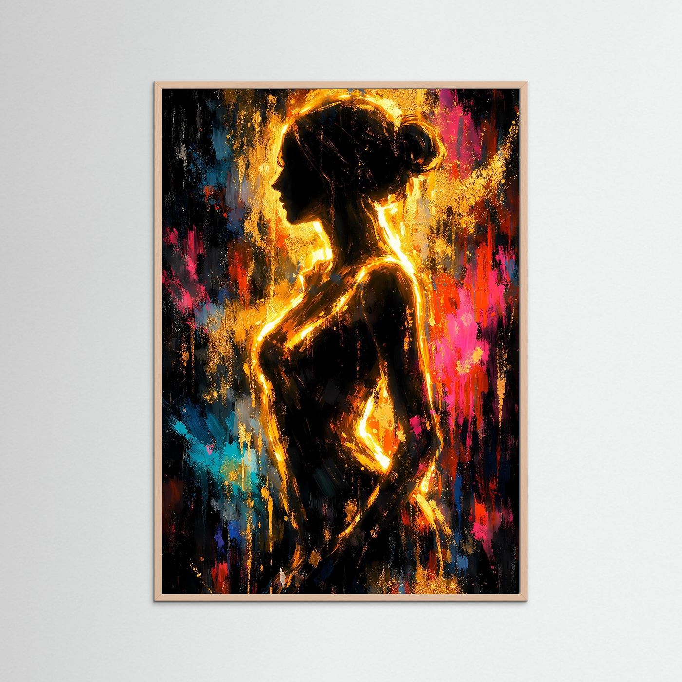 Abstraktes Kunstposter mit goldener Frauen-Silhouette, buntem Spritzbild und hellem Holzrahmen