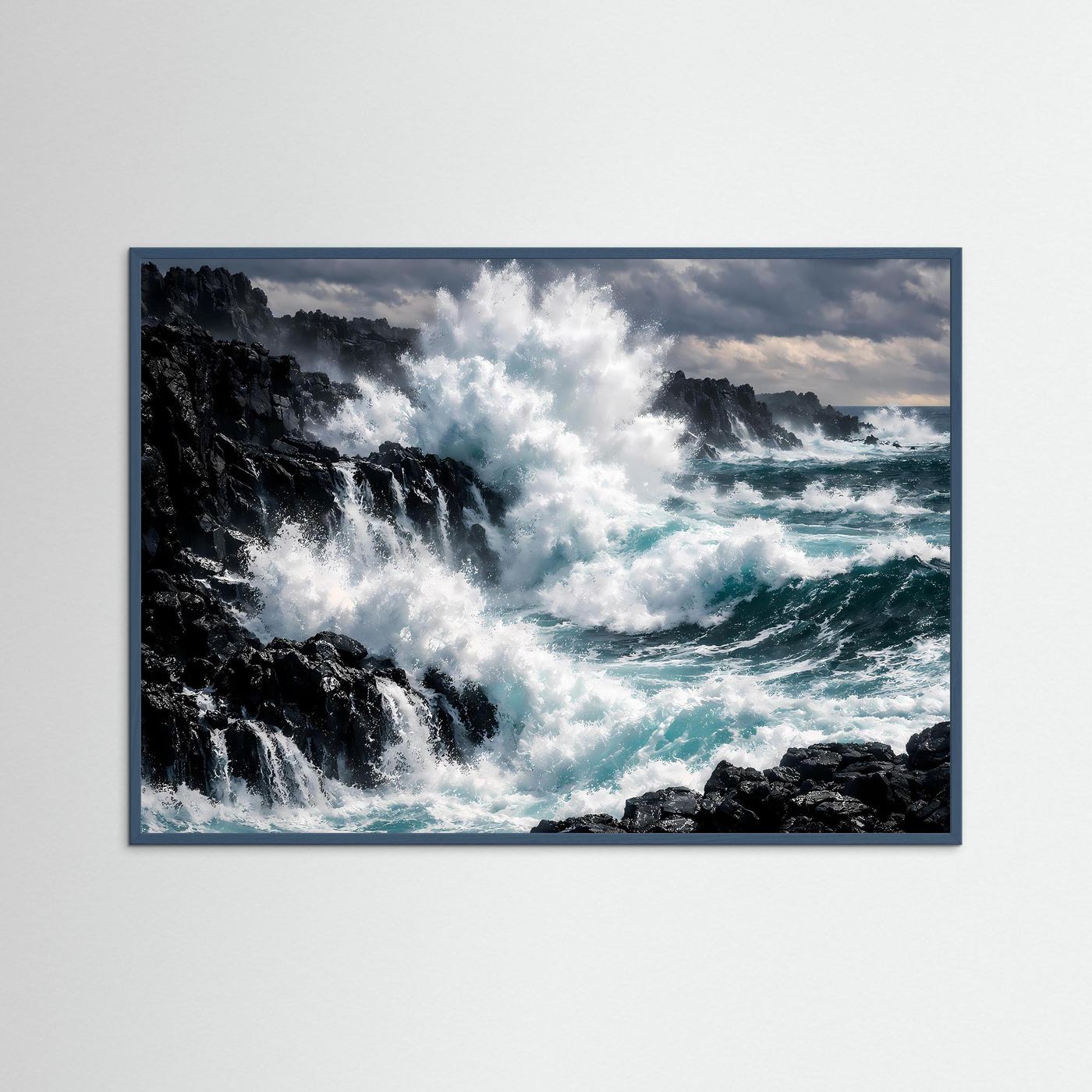 Meer-Wandbild mit Steinküste, Wellen und Felsen im schwarzen Holzrahmen.