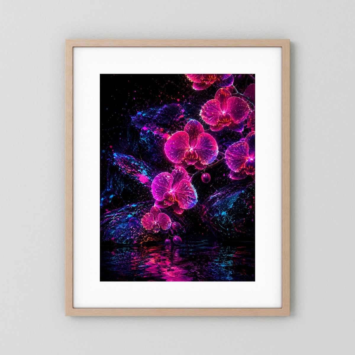 Kunstposter Hochformat mit neonpink-violetten Orchideen auf dunklem Hintergrund, helle Holzrahmung