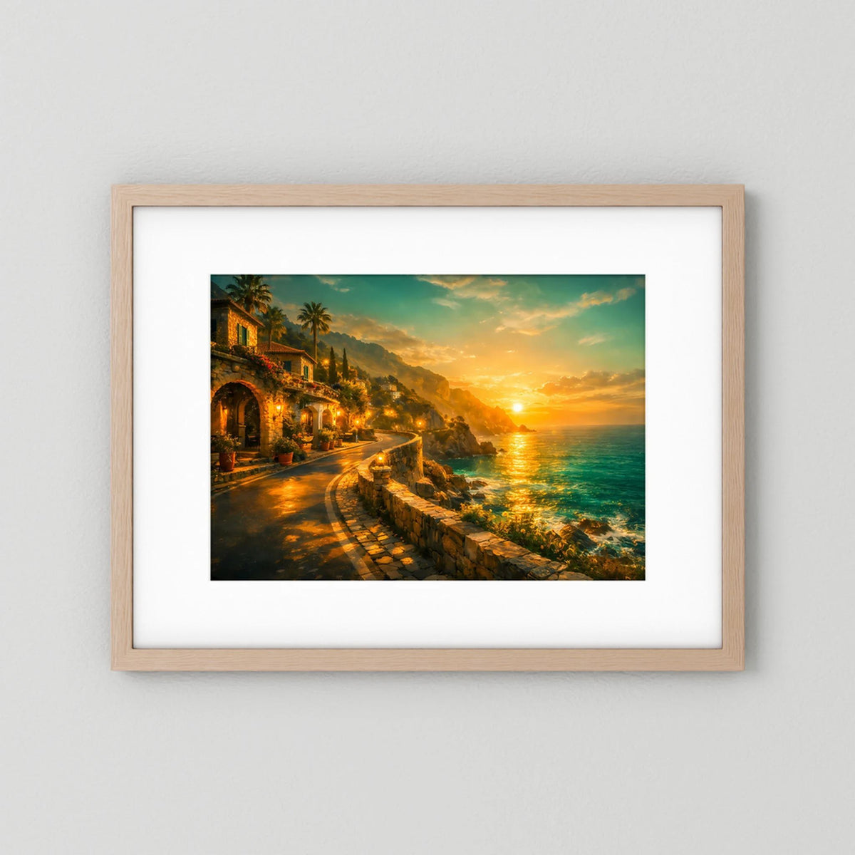 Wandbild mit hellem Holzrahmen: Küstenpromenade am Meer bei Sonnenuntergang, quer