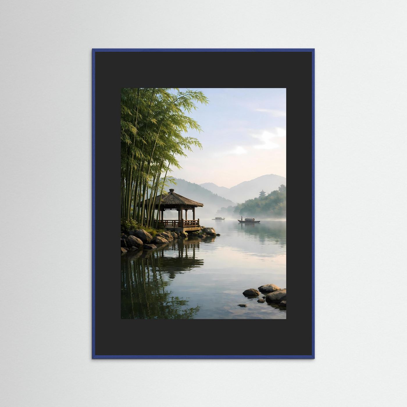 Poster im dunklen Rahmen mit Landschaft: Bambus am Fluss, Steg, Nebel im Hintergrund