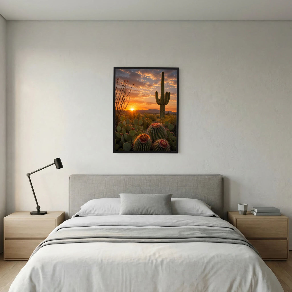 Gerahmtes Poster im Hochformat mit Kakteenlandschaft und goldenem Sonnenuntergang