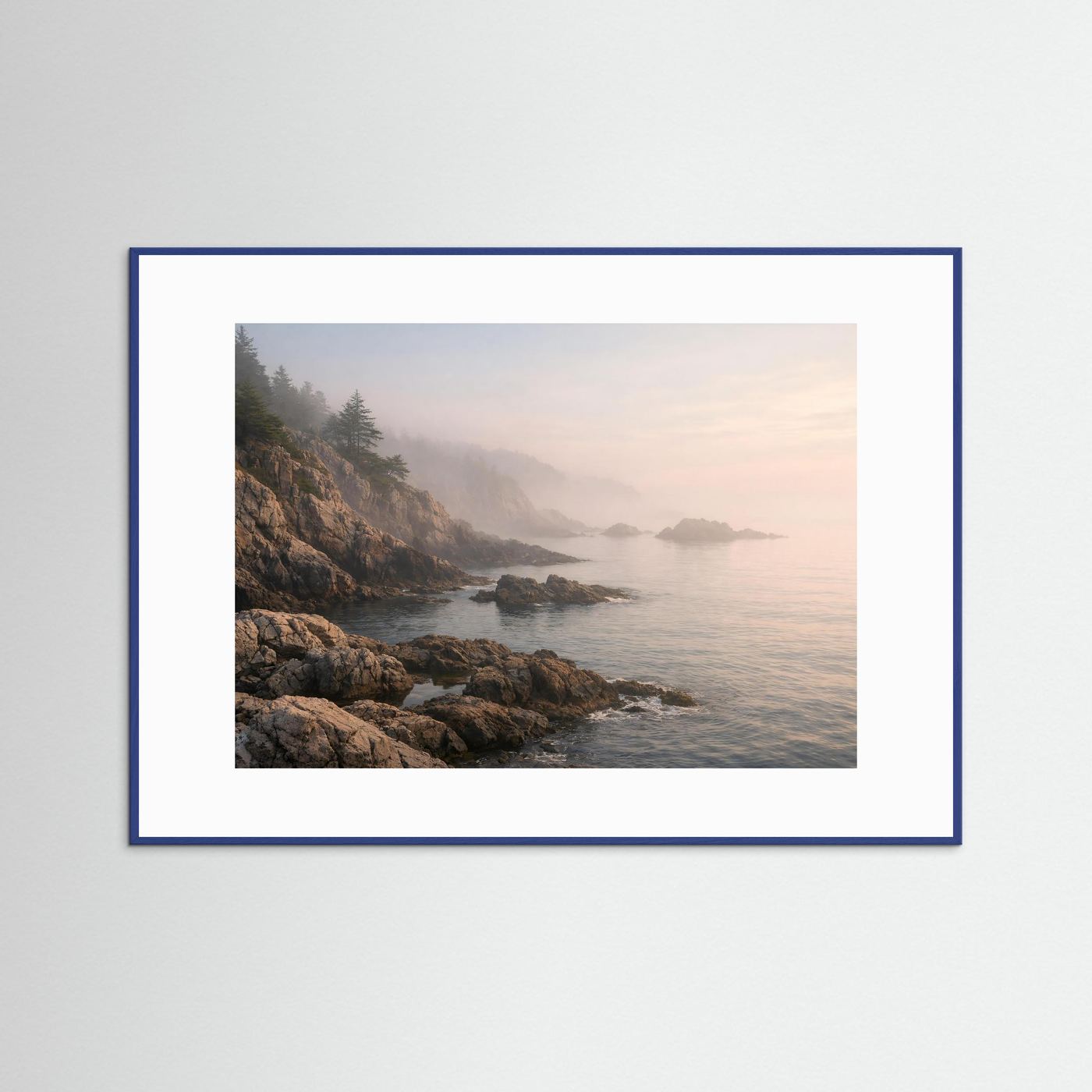 Naturposter Querformat, blauer Holzrahmen: Küstenfelsen am Meer