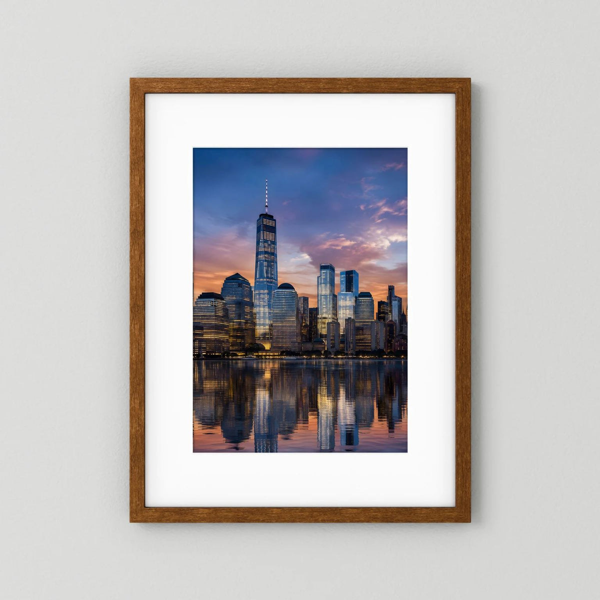 Hochformatiges Skyline-Poster im braunen Holzrahmen, Stadtansicht bei Sonnenuntergang