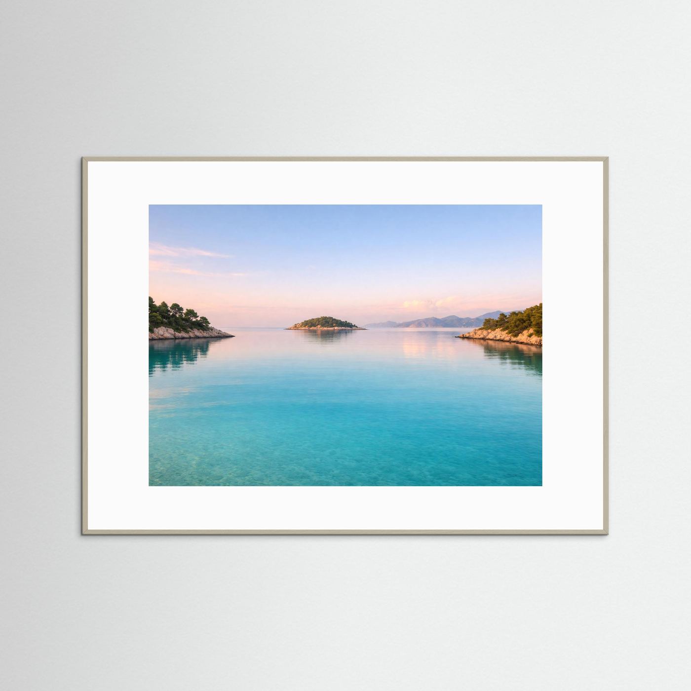 Poster Querformat mit mediterraner Bucht und Inseln, türkisfarbenes Wasser im grauen Rahmen