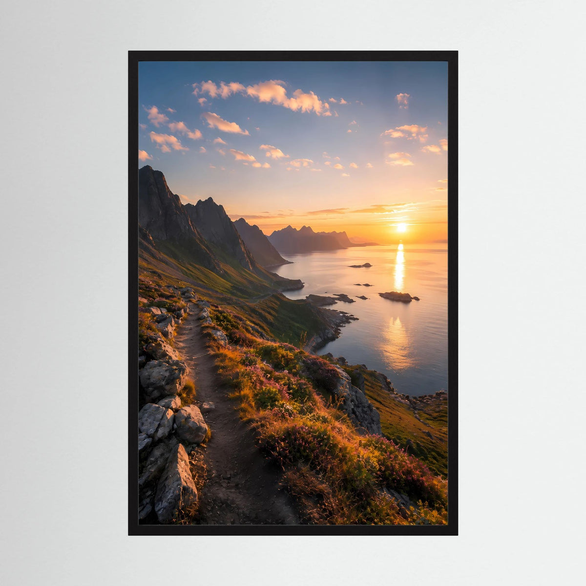 Gerahmtes Poster im Hochformat mit Küste bei Sonnenuntergang, Weg am Felsen und ruhigem Meer
