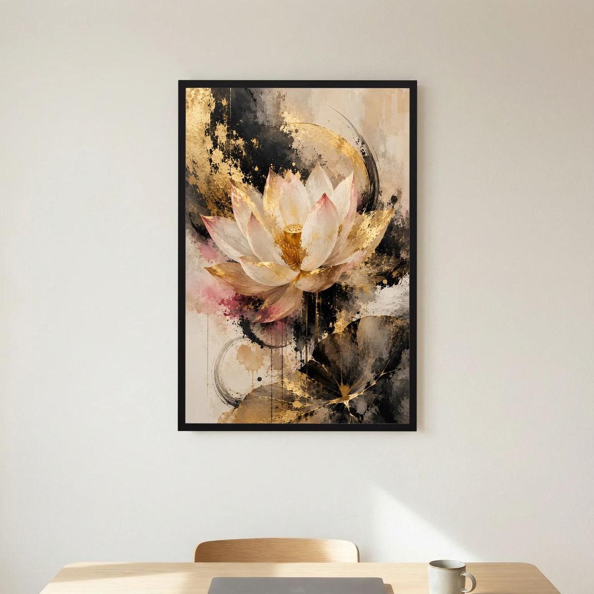 Poster mit Lotusblüte, abstrakt in Gold und Creme, schwarzer Rahmen
