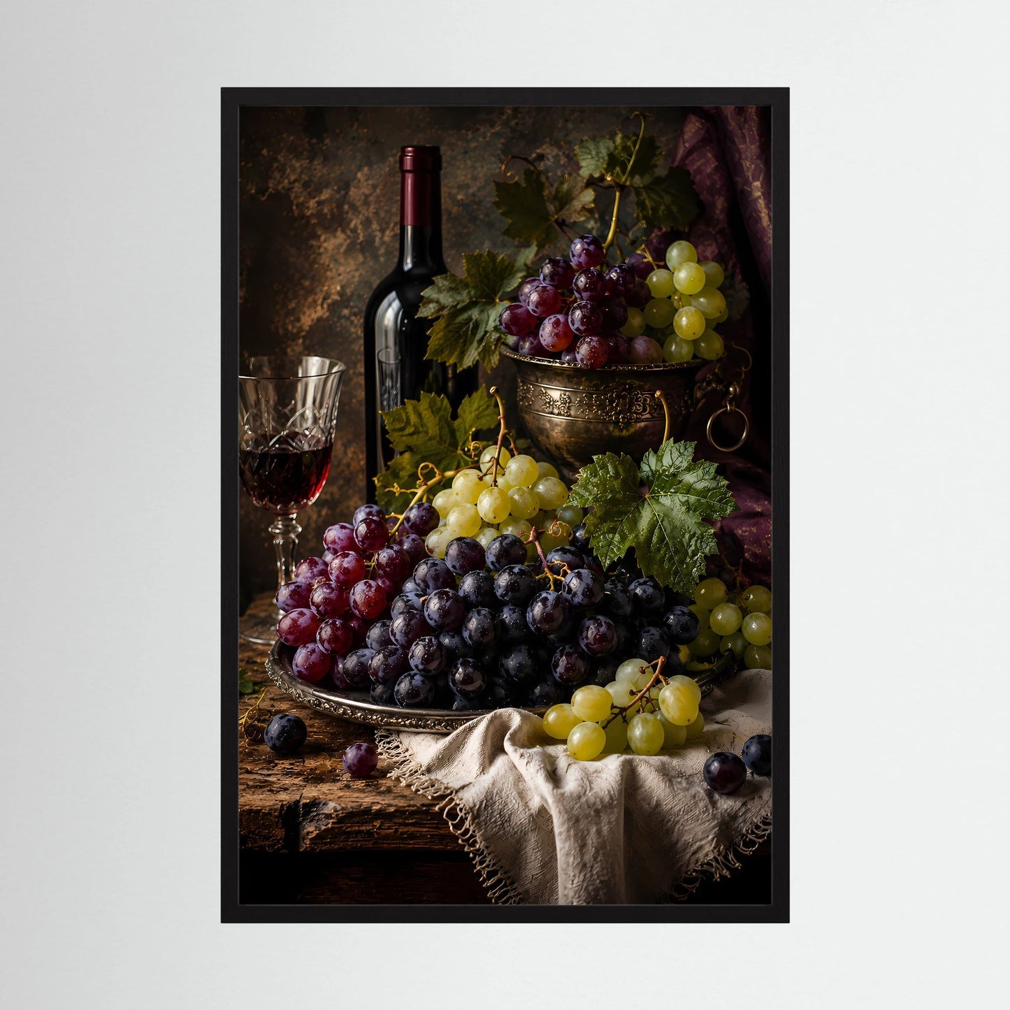 Poster mit roter Weinflasche und Weintrauben, schwarzer Rahmen