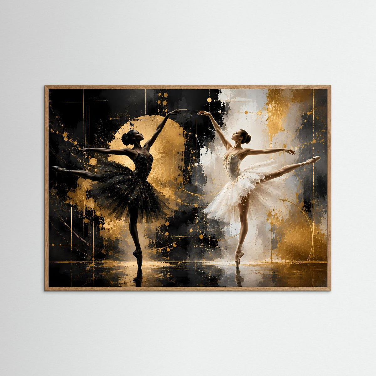 Poster im hellem Eichenrahmen: zwei Balletttänzerinnen in Schwarz und Weiß mit goldenen Akzenten.