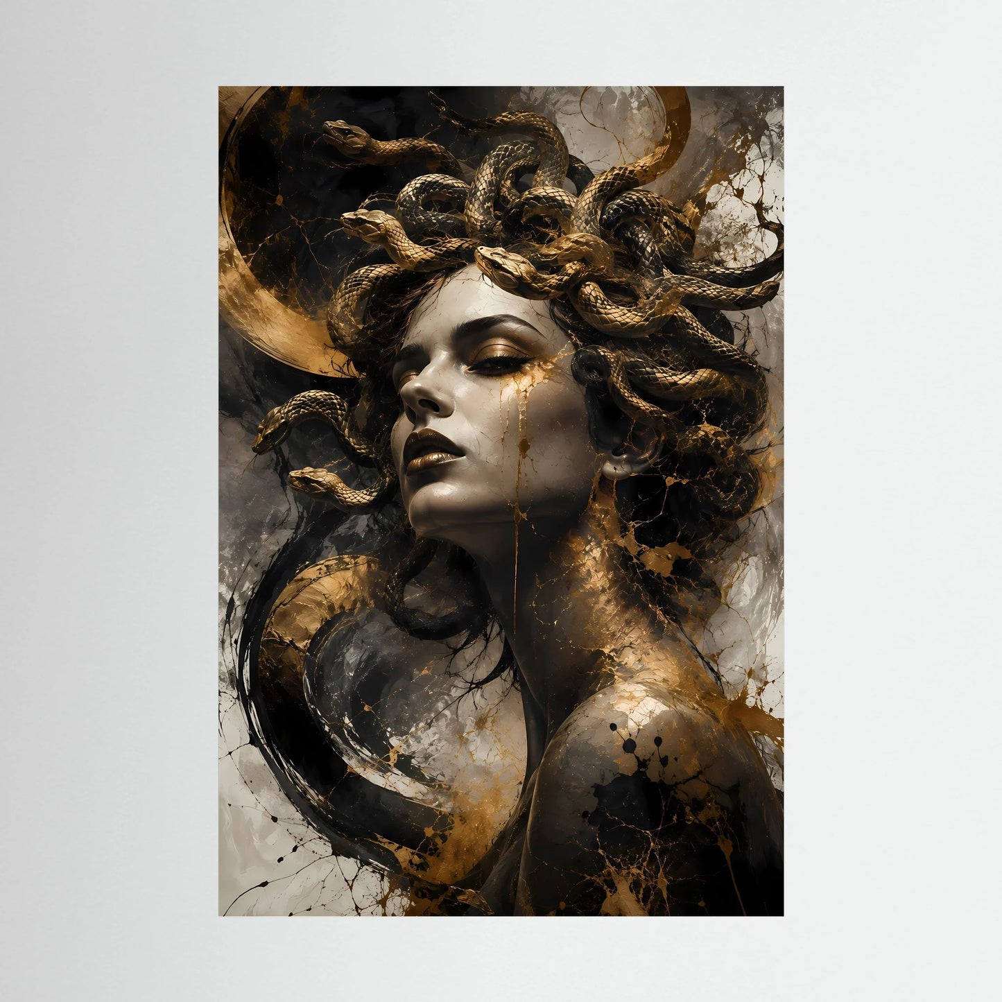 Poster im Hochformat mit Medusa-Frau, schwarze Schattierungen und goldene Schlangen