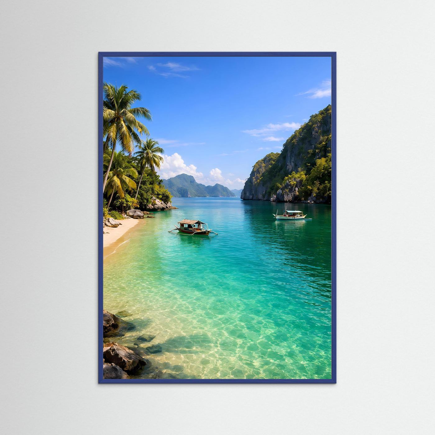Naturposter mit blauem Rahmen, türkisfarbenes Wasser, Palmenstrand und Boote in der Bucht