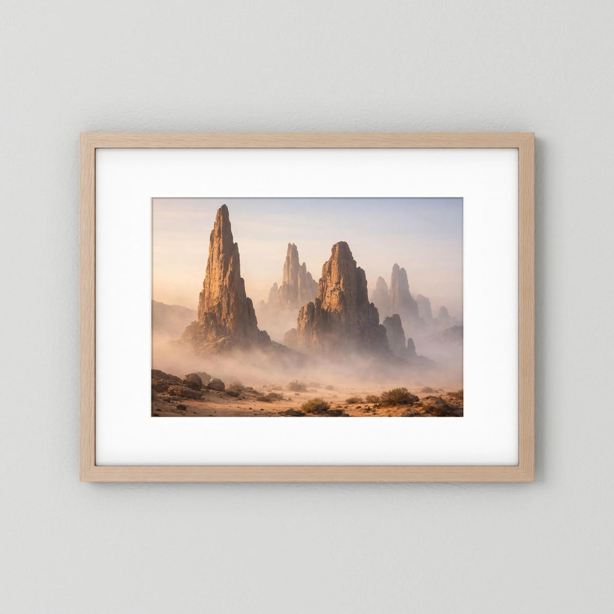 Wandbild-Poster mit Felsformationen in Wüstennebel, quer; Holzrahmen natur
