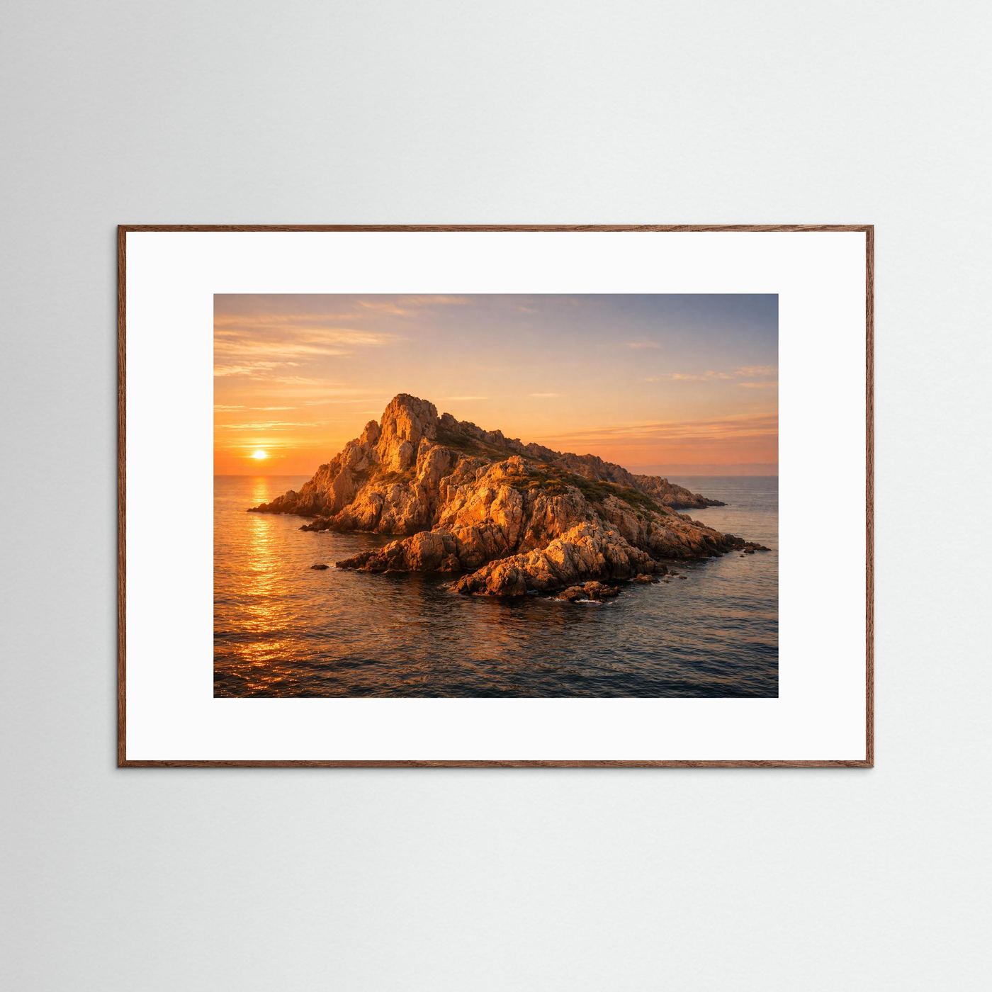 Naturposter im Querformat mit Sonnenuntergang über Felseninsel am Meer, brauner Holzrahmen