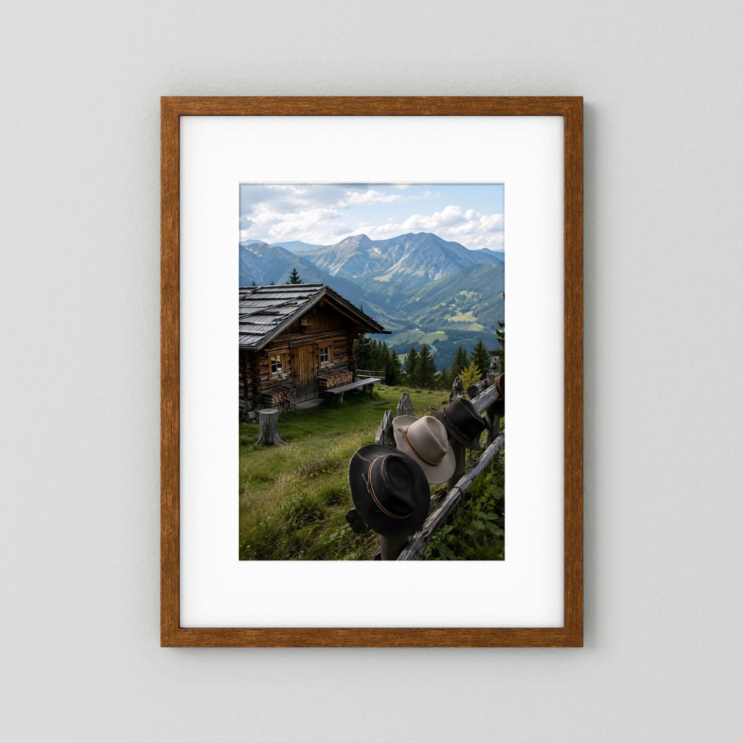 Hochformatiges Landschaftsposter mit Almhütte und Bergpanorama, im braunen Holzrahmen