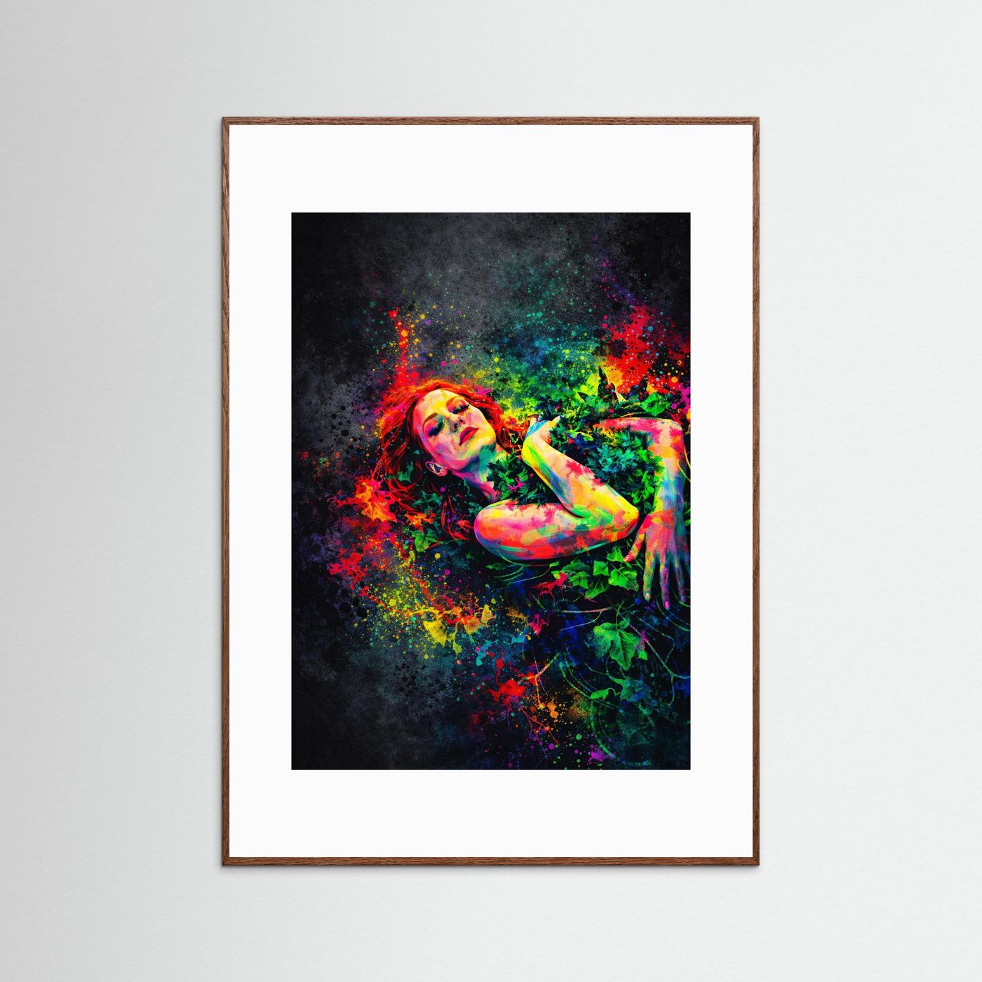 Neonbuntes Kunstposter mit Waldnymphe im Hochformat, dunkle Holz-Einfassung und weißem Rand