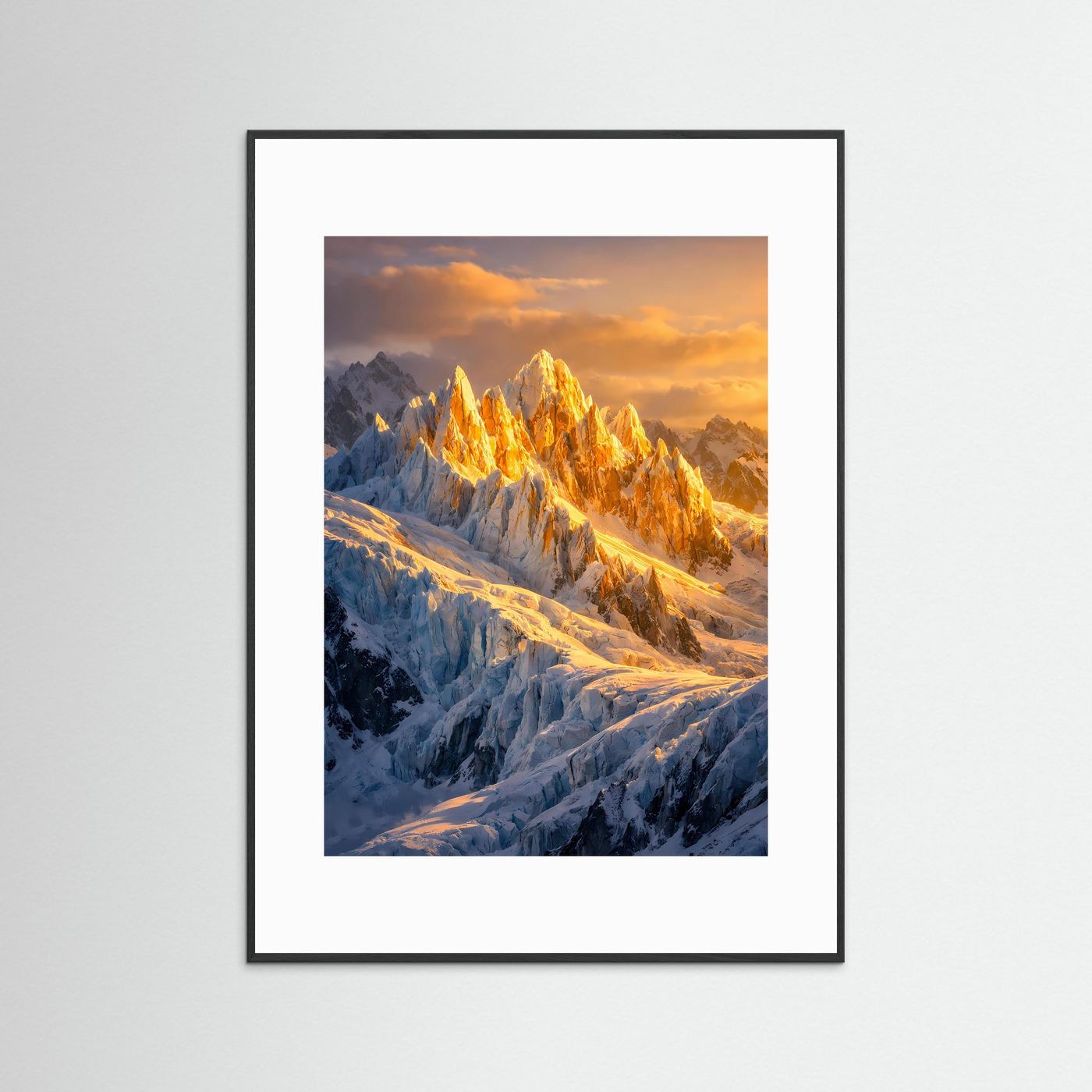 Bergposter im Hochformat mit schwarzem Holzrahmen und weißem Rand