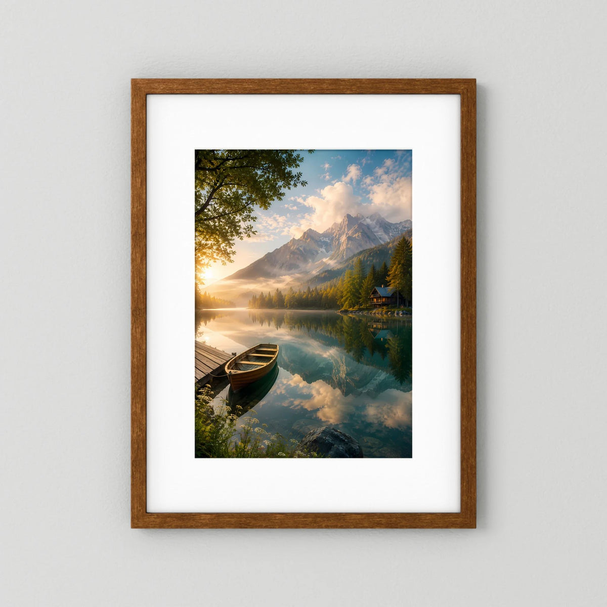 Kunstposter mit Bergsee und Holzboot, brauner Holzrahmen