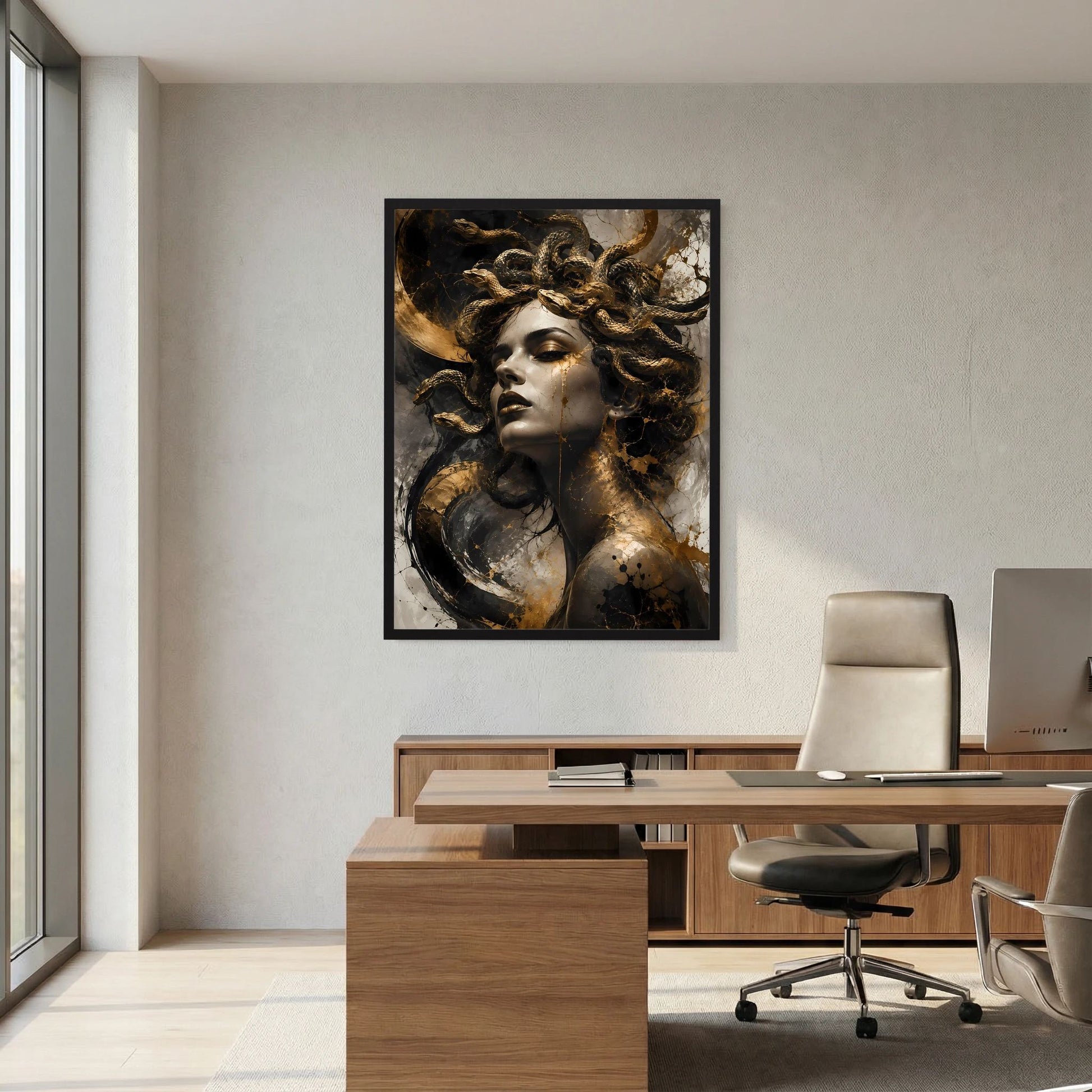 Gerahmtes Medusa-Poster in Schwarz und Gold, Frauengesicht mit goldenen Schlangen