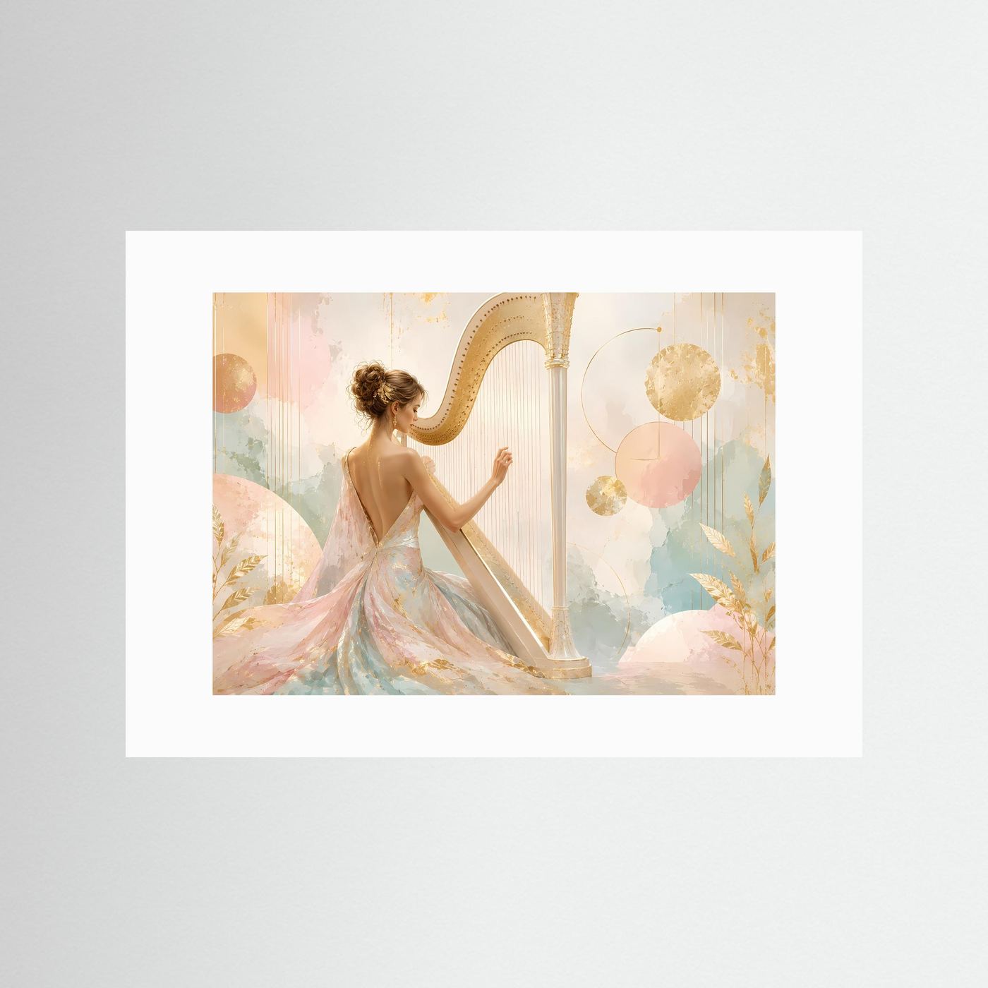 Querformatiger Kunstdruck: Harfenistin im Pastellkleid mit Harfe, weißes Passepartout