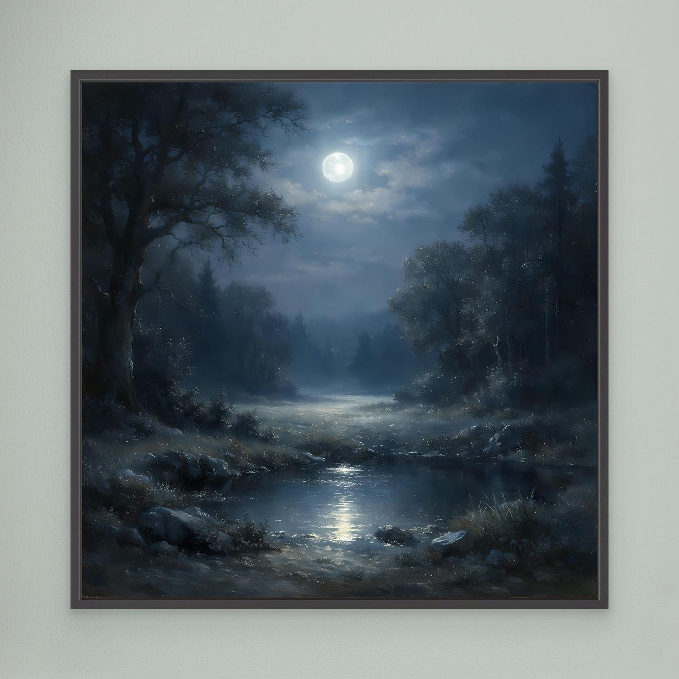 Gerahmtes Leinwandbild: dunkler Wald bei Mondlicht, heller Mond über Wasser, schwarzer Rahmen