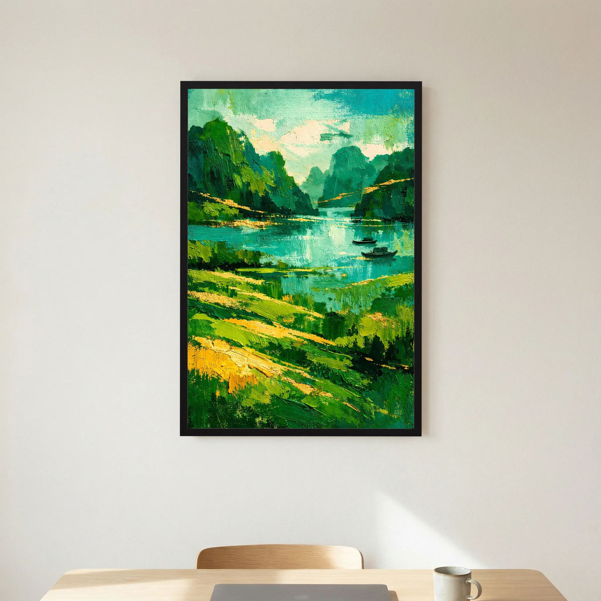 Kunstposter im schwarzen Rahmen: grüne Flusslandschaft, Boote auf dem Wasser