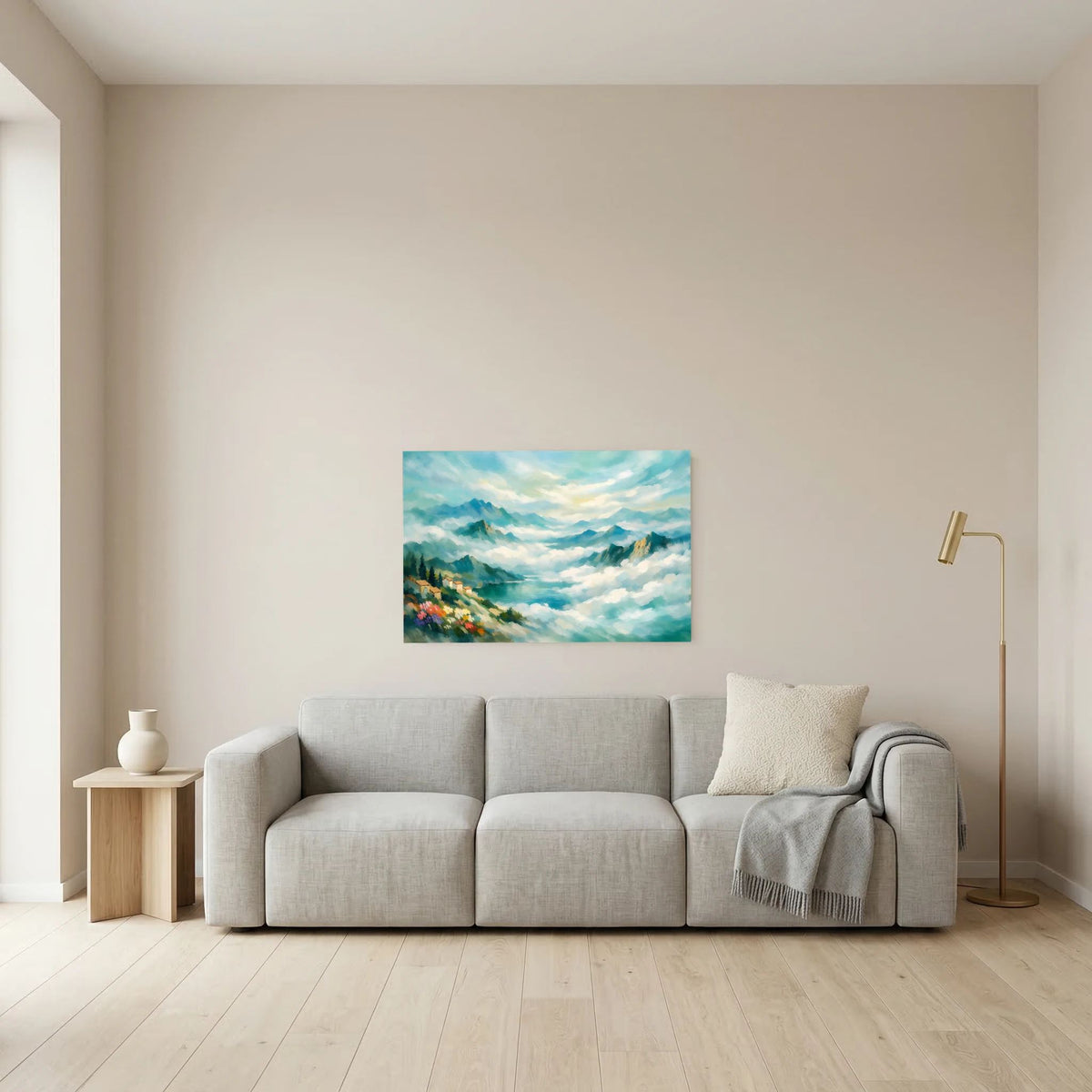 Wandbild mit nebliger Berglandschaft, Berge und Wasser unter Wolken, Querformat.