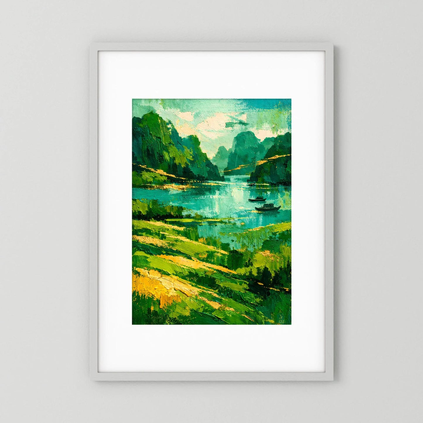 Gerahmtes Kunstposter: grüne Flusslandschaft mit Bergen und kleinen Booten