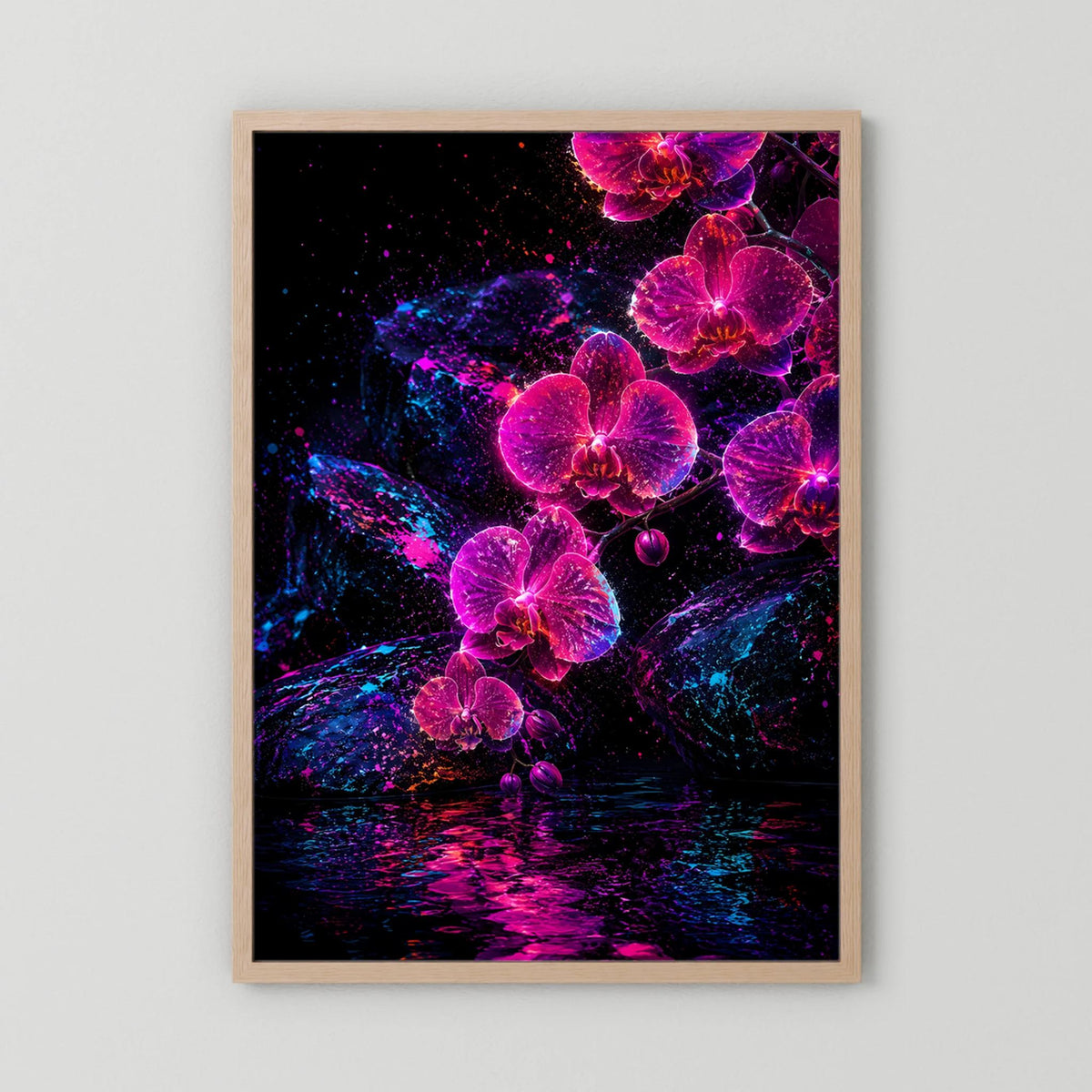 Kunstposter Hochformat mit neonpink-violetten Orchideen auf dunklem Hintergrund, helzbraune Holzrahmung